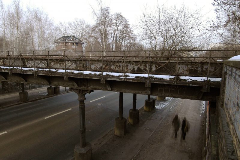 Die Yorckbrücken zwischen Kreuzberg und Schöneberg und das dahinter liegende Gelände waren in den 1980er-Jahren ein verwildertes Stück West-Berlin. Foto: Imago/Lars Reimann 