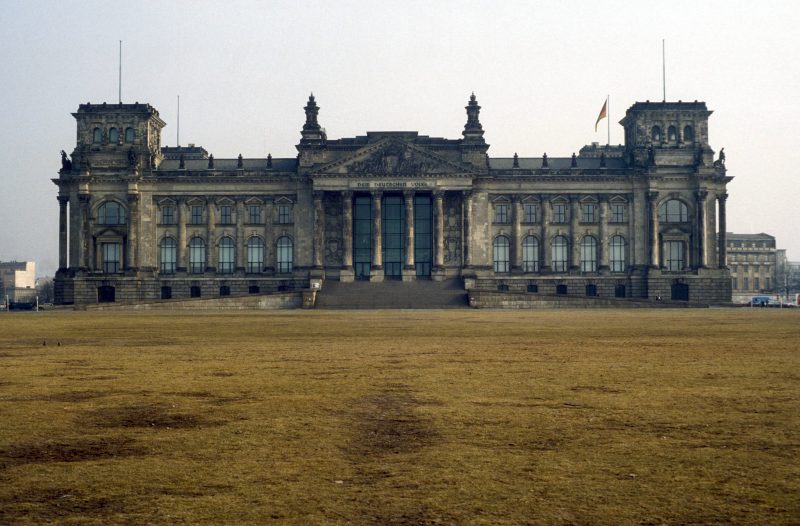 Heute ist es das Zentrum der Macht in Deutschland, bis zur Wiedervereinigung stand der Reichstag im gefühlten Niemandsland. Die Mauer verlief direkt dahinter.