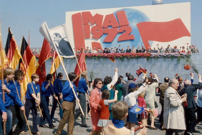 Jubelnde Demonstranten und auf der Tribüne die Partei und Staatsführung anlässlich der Demonstration zum 1. Mai 1972 in Ost-Berlin. 