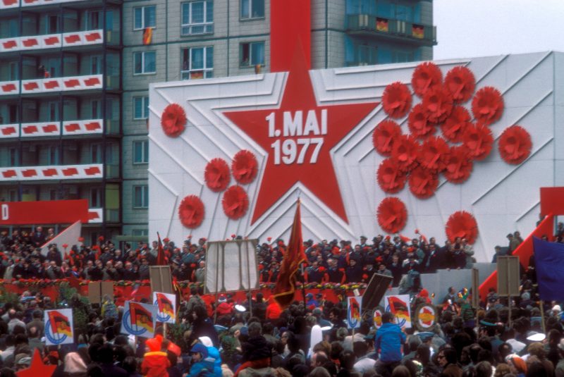 Ein roter Stern und das Jahr 1977. In Ost-Berlin blüht der Sozialismus und wird am Tag der Arbeit ausgiebig gefeiert.