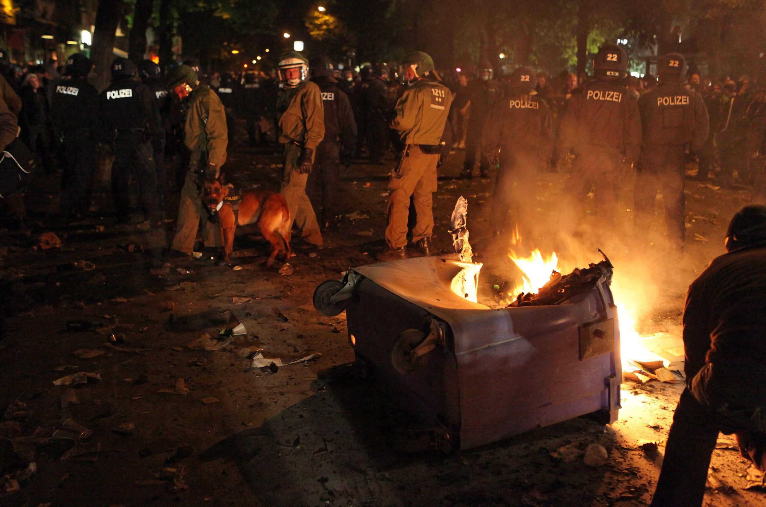 Eine Mülltonne brennt bei der Walpurgisnacht in Friedrichshain.