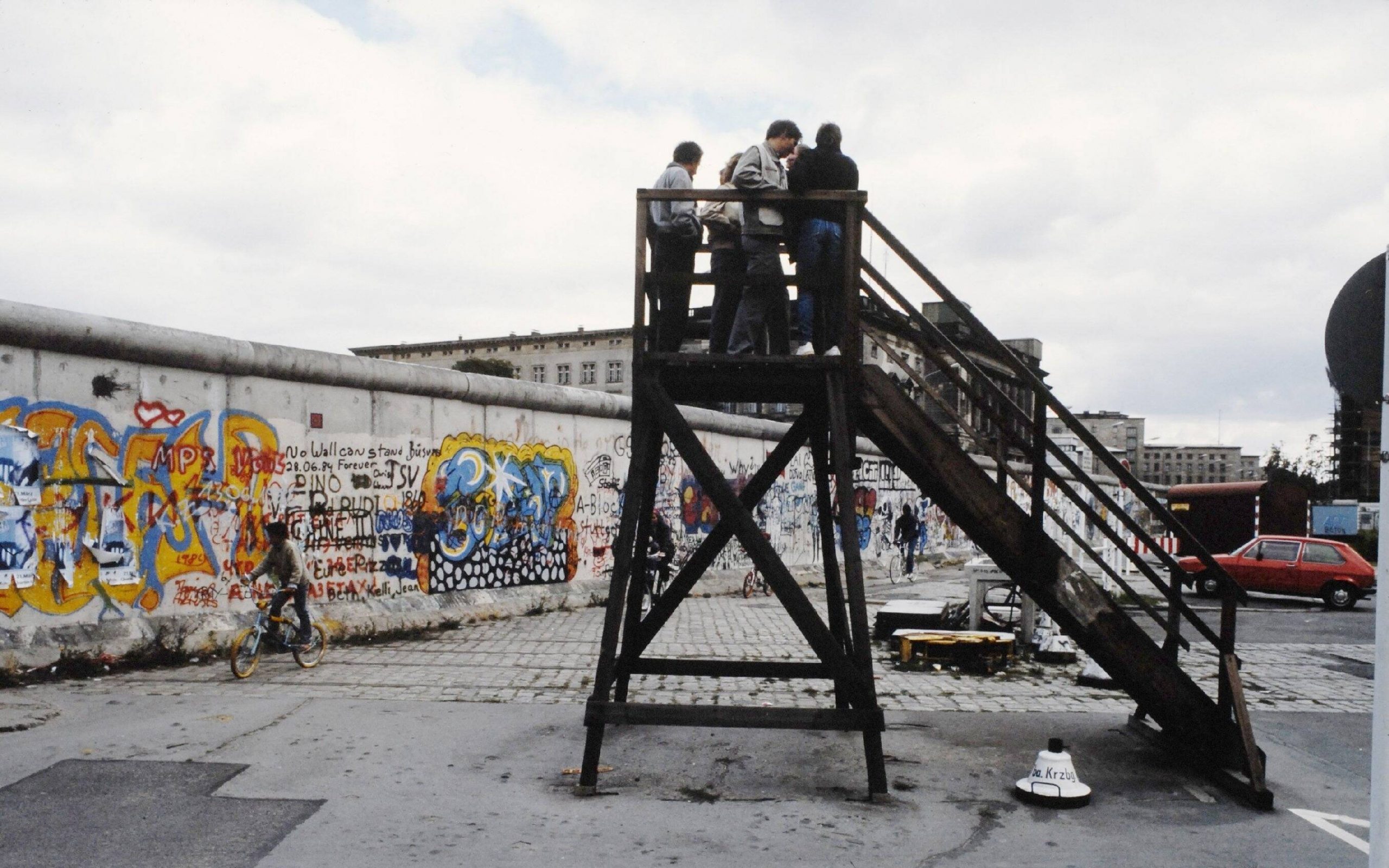 In West-Berlin konnte man von speziellen Aussichtsplattformen auf Grenzsoldaten mit Wachhunden blicken