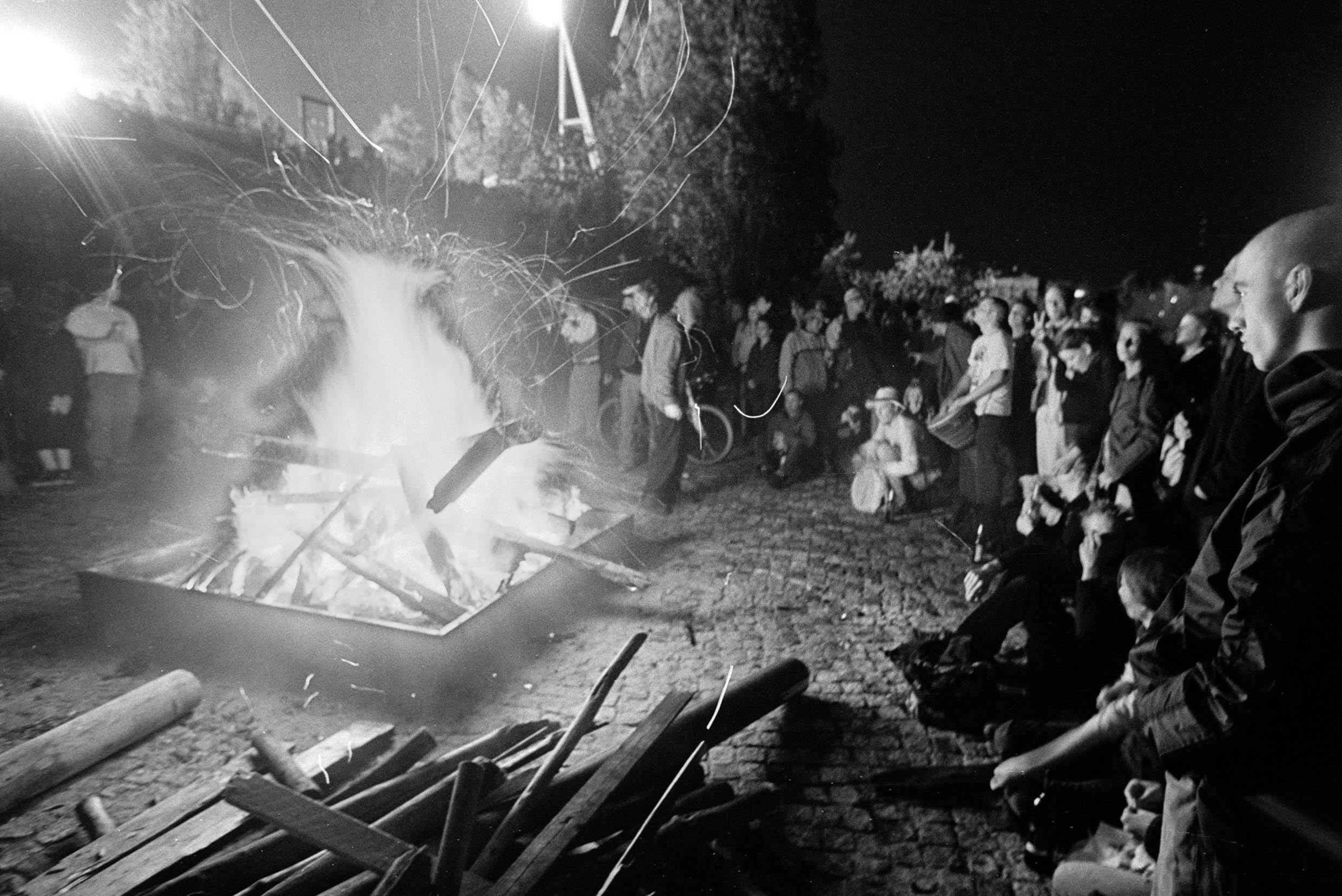 Bei der Walpurgisnacht im Mauerpark wird Bauholz im Walpurgisfeuer verbrannt.