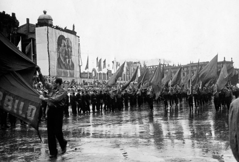 Parade zum 1. Mai 1951 unter Porträts von Josef Stalin und Wilhelm Pick in Ost-Berlin. Hauptstadt der DDR.