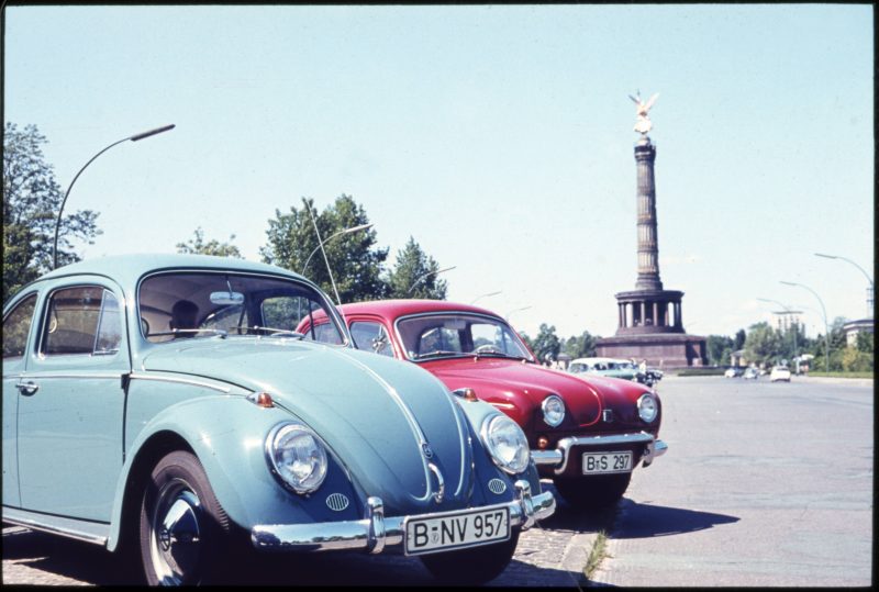 VW Käfer vor der Siegenssäule