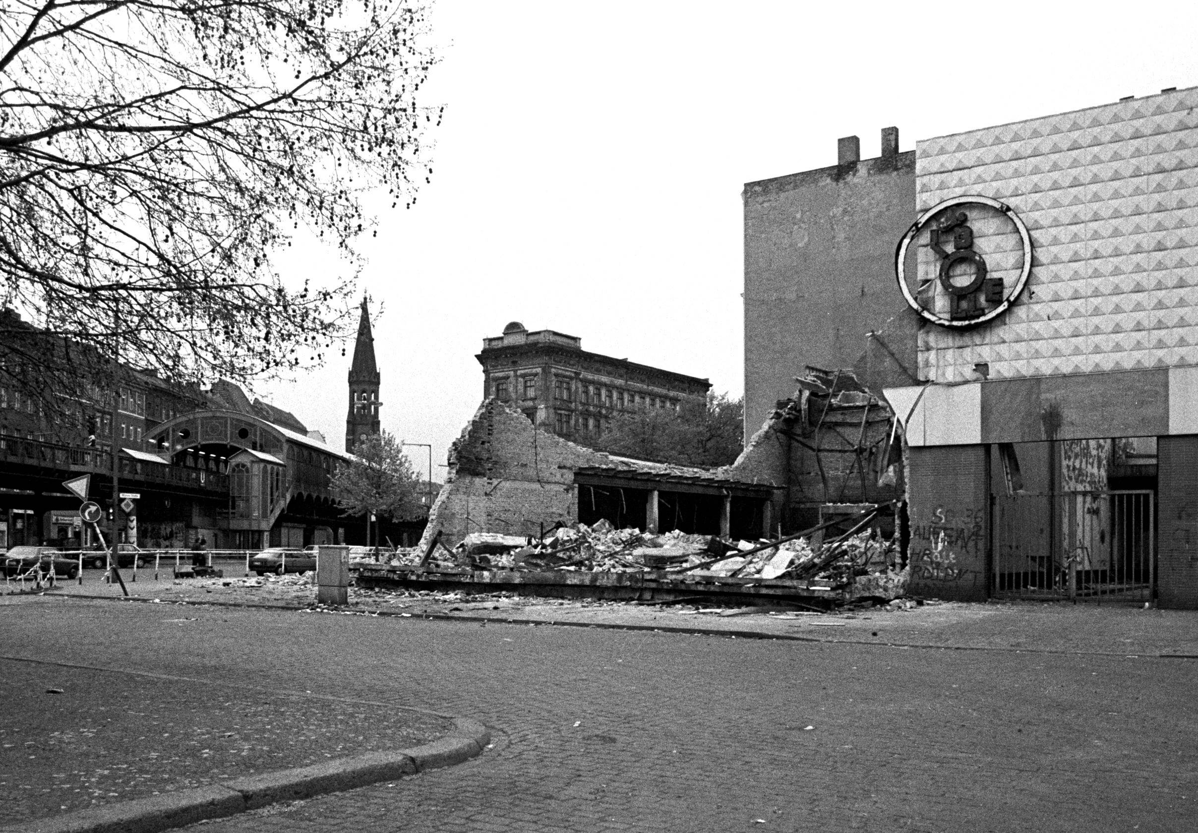 Der geplünderte und abgebrannte Bolle am Görlitzer Bahnhof. Am 1. Mai 1987 eskalierte die von linken Gruppen organisierte Maidemonstration und es kam zu Straßenkämpfen, Verfolgungsjagden und Verhaftungen. Es war der Beginn der 1.-Mai-Krawalle in Kreuzberg. 