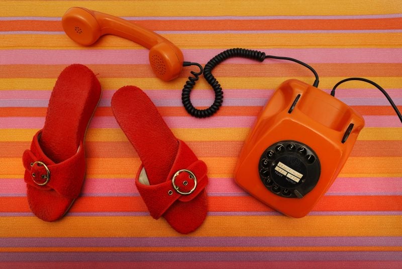 Hausschuhe und Wählscheibe: Symbolbild Telefonsex: Heute sind die Möglichkeiten, das Corona-Lustloch auf Distanz zu stopfen, ja zum Glück vielfältiger.    Foto: Imago/Leber