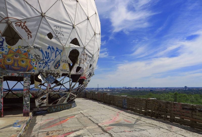 Wunderschöner Ausblick und eine lebhafte Geschichte: Auf der Abhörstation auf dem Teufelsberg fühlt man sich zurückversetzt in die Zeit des Kalten Krieges.