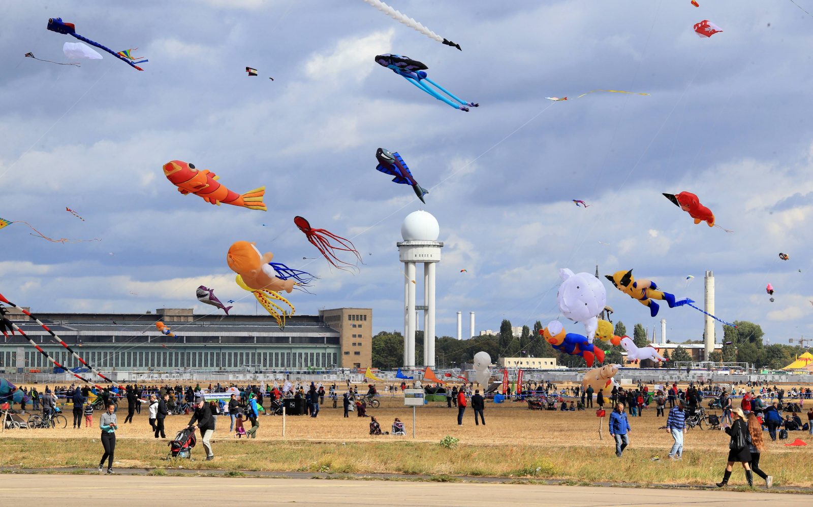 Das Drachenfestival auf dem Tempelhofer Feld lockt viele Besucher*innen. Foto: Imago/Gora