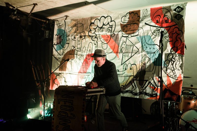 Jim Avignon alias Neoangin 2019 bei einem Konzert im Urban Spree. Die Corona-Zeit nutzt der Pop-Art-Künstler für Livestreams und Malerei. Foto: imago/Carsten Thesing