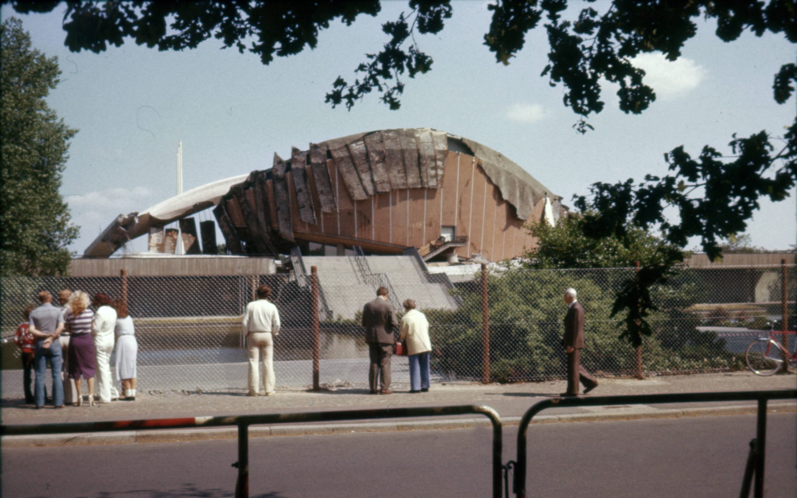 Im Mai 1980 stürzte das Dach des von den Berlinern in "Schwangere Auster" umgetauften Gebäudes, ein. Dabei starb ein Journalist vom SFB