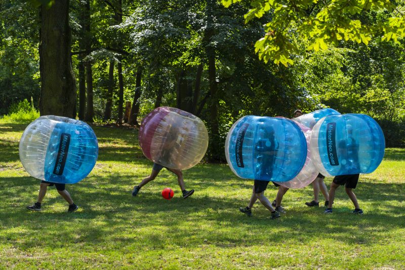 Nicht nur Fussball, sondern auch Bubble Fussball können im Volkspark gespielt werden.    Foto: Imago/Hohlfeld