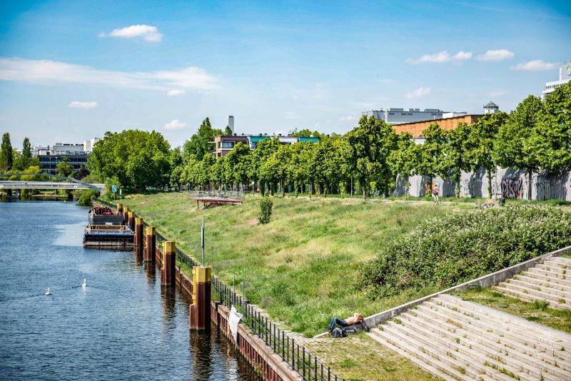 Der Park am Nordhafen gehört zu den schönsten Orten in Berlin, die am Wasser liegen. Dort trifft man bei gutem Wetter eigentlich immer Anwohner, die auf der Wiese liegen und sich sonnen. Foto: Imago/F. Anthea Schaap