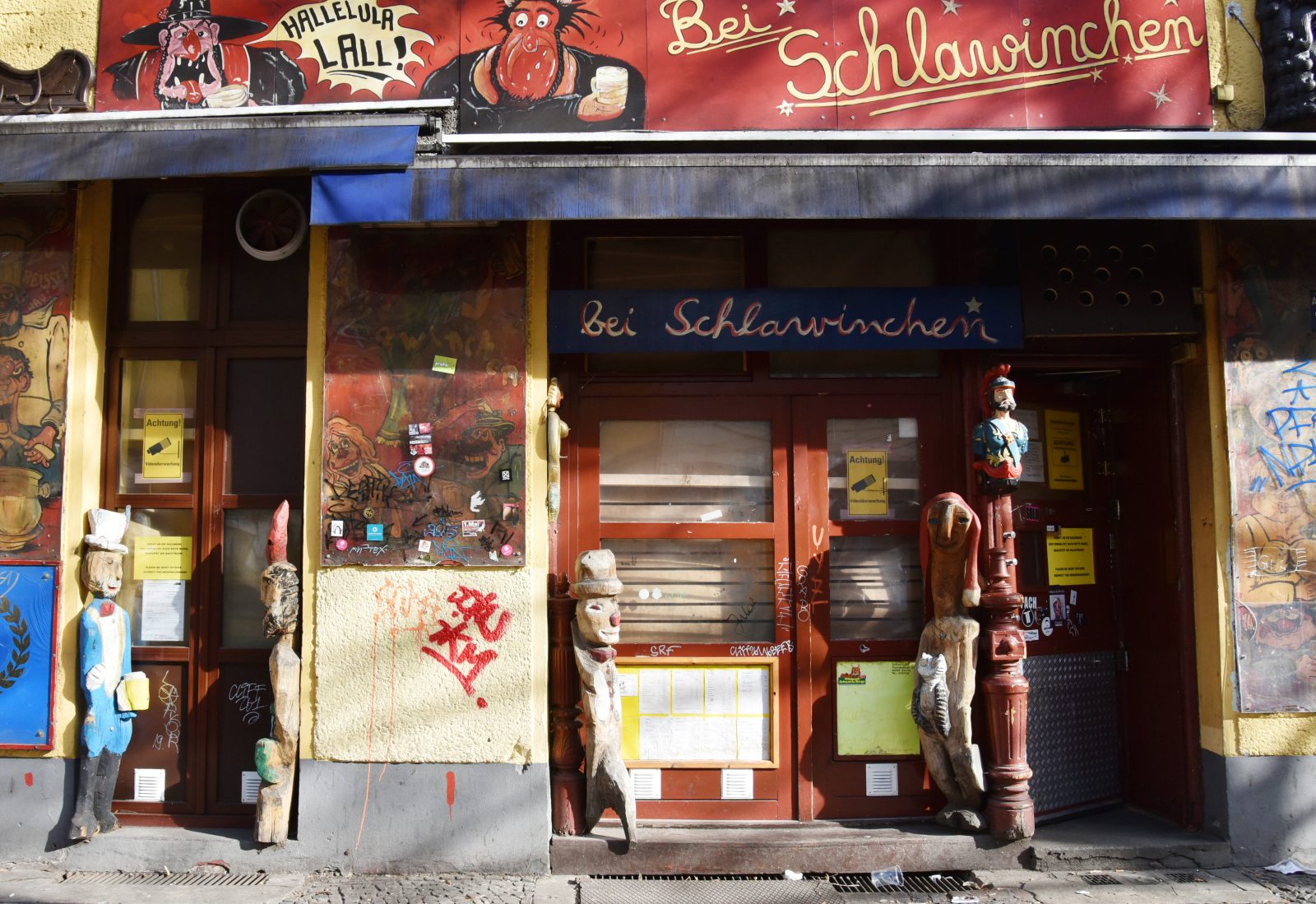 Das Schlawinchen ist 24 Stunden geöffnet und eine der bekanntesten Kneipen in Kreuzberg.