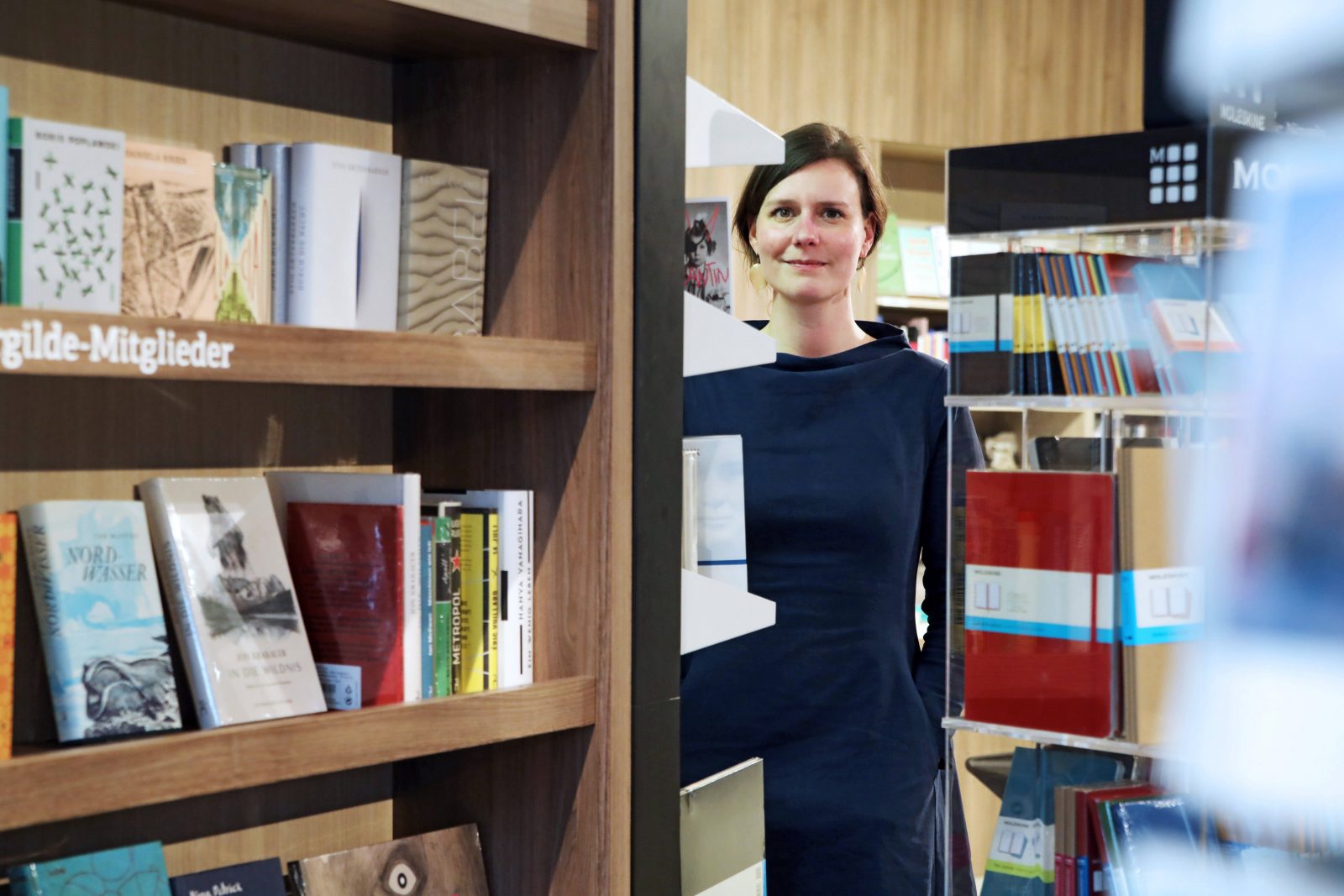 Englische Bücher kaufen in Berlin Ocelot-Chefin Maria Christina Piwowarski hat auch eine Auswahl englischer Bücher im Sortiment