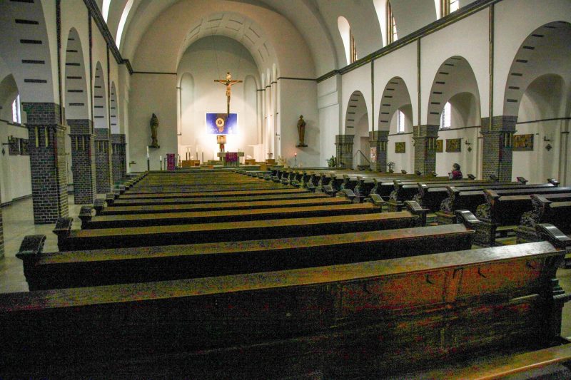 Die St. Christophorus Kirche im Berliner Bezirk Neukölln bleibt wegen Corona leer. Auch zu Ostern sind alles Gottesdienste abgesagt.