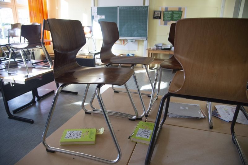 Leere Klassenräume in Zeiten von Corona. In Berlin sollten die Schüler und Schülerinnen wieder zur Schule gehen dürfen.