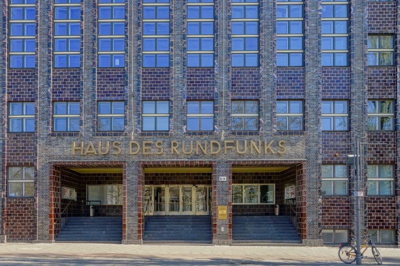 Eine Klinkerfestung mit markanter Fassade: Hans Poelzigs Haus des Rundfunks. Foto: Imago/Pop-Eye
