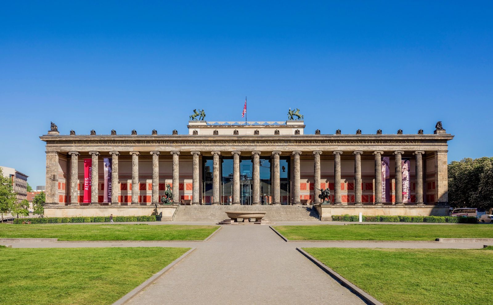 Eines der wichtigsten Bauwerke von Karl Friedrich Schinkel in Berlin: das Alte Museum mit den typisch klassizistischen Säulen. Foto: David von Becker
