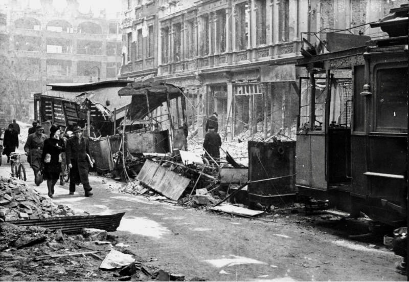 Fotos vom Kriegsende in Berlin: Mai 1945: Zerstörte Straßenbahnwagen in der Oranienstraße in Kreuzberg.