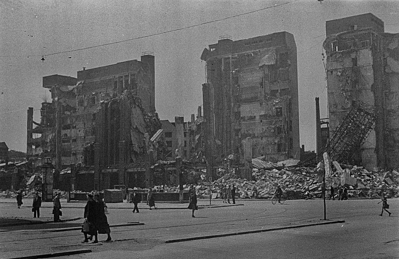 Fotos vom Kriegsende in Berlin: Karstadt am Hermannplatz, Mai 1945. Kriegsende. Das Kaufhaus ist eine Ruine.