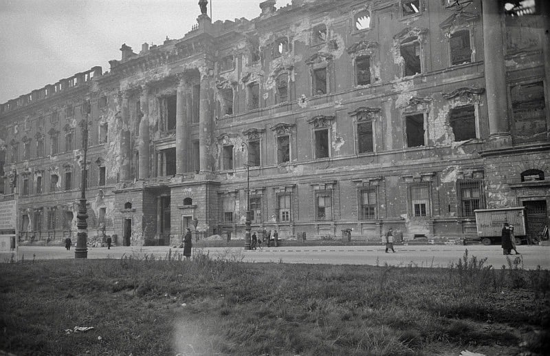 Fotos vom Kriegsende in Berlin: Das Berliner Schloss wurde während der Schlacht um Berlin stark beschädigt und nach dem Krieg abgerissen. Bis in die 1990er-Jahre stand an der Stelle der Palast der Republik. 