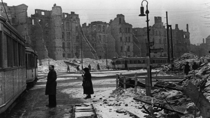 75 Jahre Kriegsende: Straßenverkehr an einer Kreuzung in Berlin-Schöneberg im Mai 1945