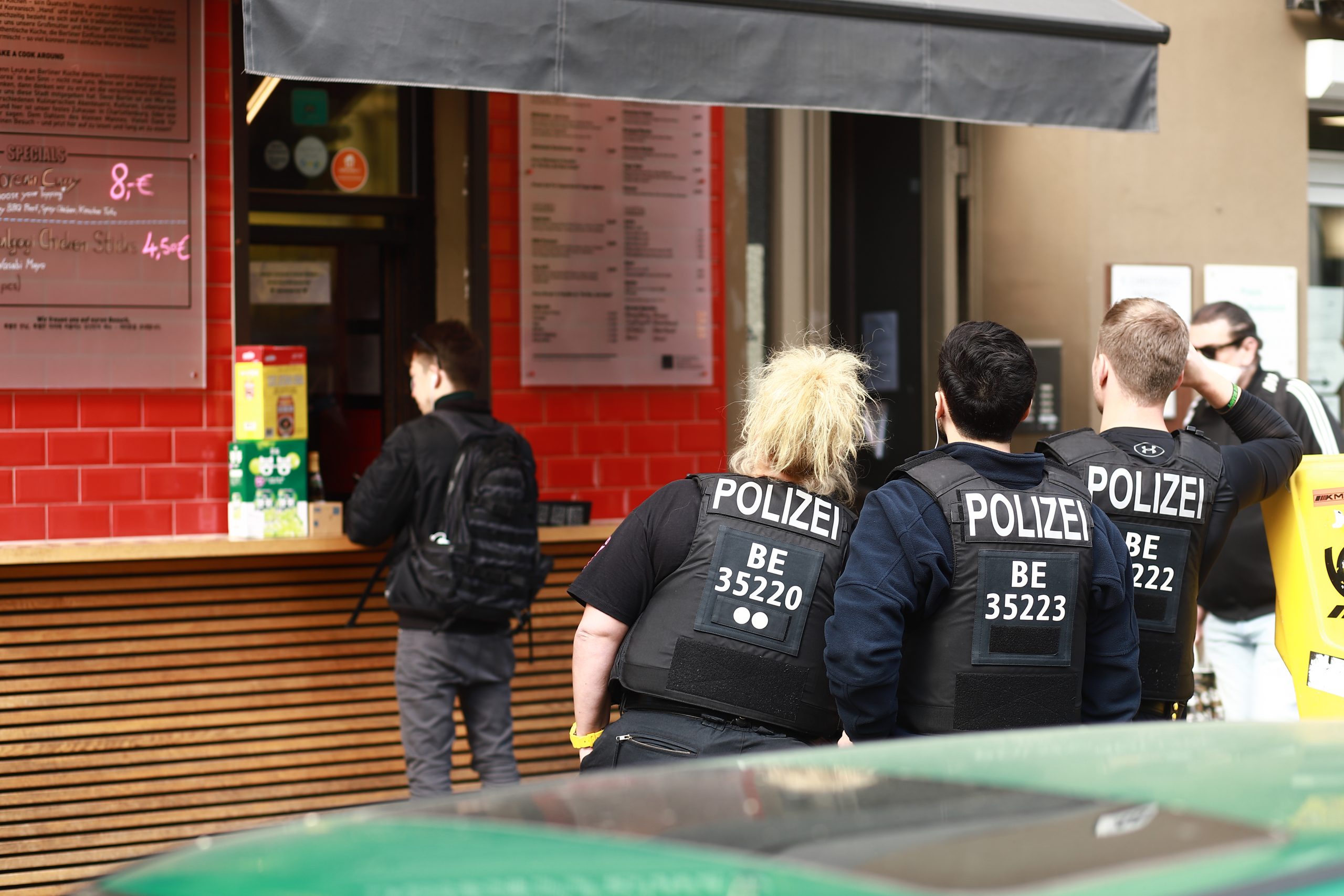 Polizisten vor Son Kitchen am ersten Wochenende der Gastronomie-Wiedereröffnung nach den Corona-Schutzmaßnahmen