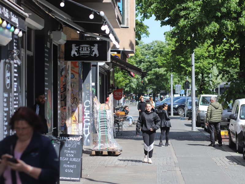 Stuhllieferung auf der Skalitzer Straße. Berliner Restaurants bereiten sich darauf vor, wieder zu öffnen