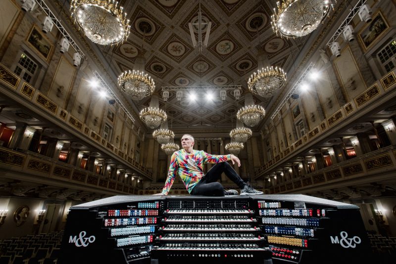 Cameron Carpenter posiert auf der Orgel im Konzerthaus. Foto: Marco Borggreve