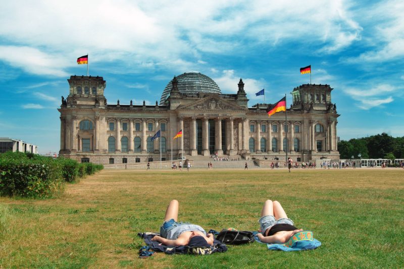 Sonne tanken im Regierungsviertel: auf der Reichstagswiese.