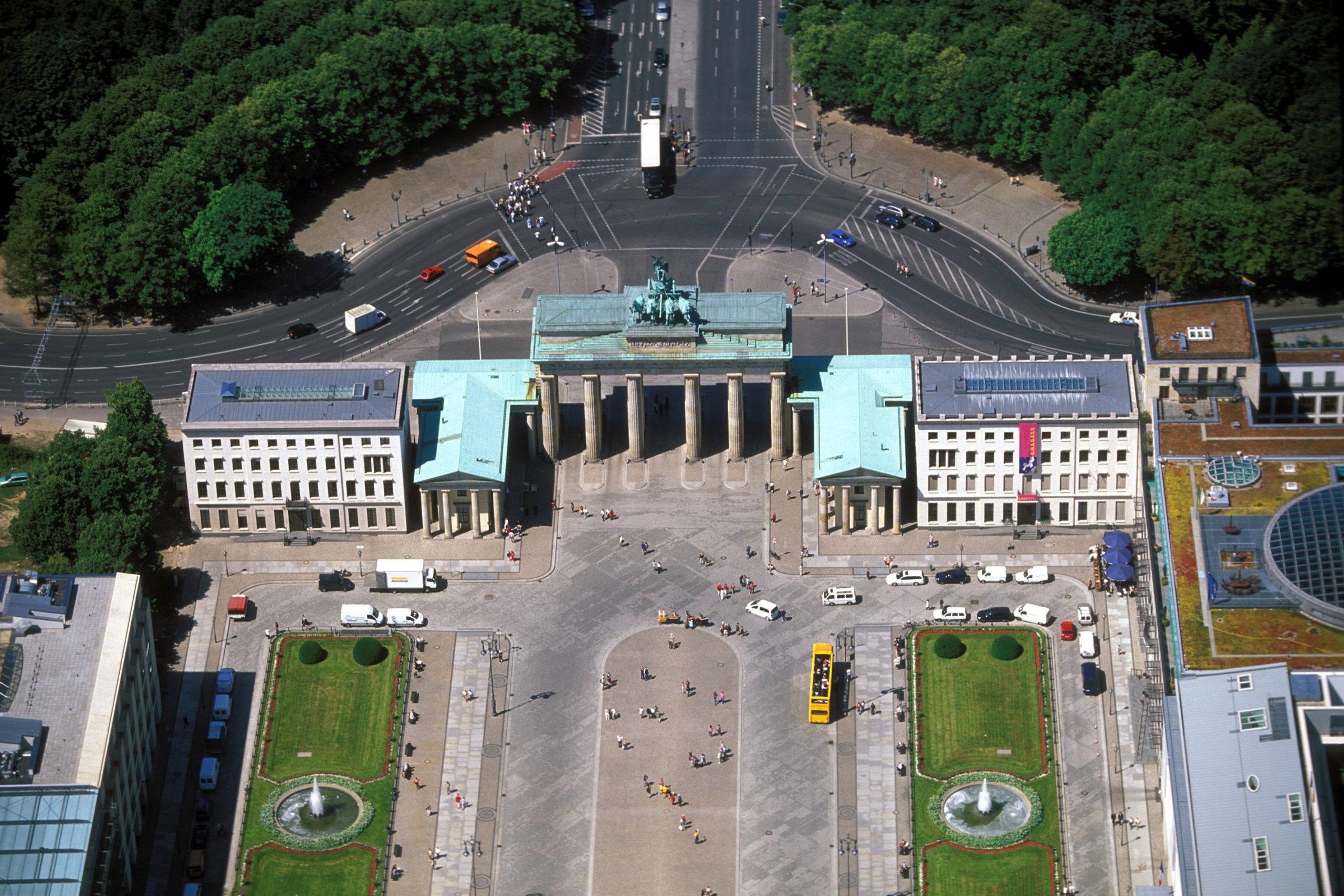 Der Pariser Platz und das Brandenburger Tor aus der Luft betrachtet.