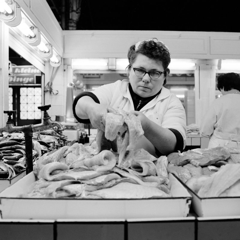 Berliner Sprüche: Dieser Verkäuferin, die in den 1960er-Jahren Fisch in der Markthalle am Alexanderplatz verkauft hat, hätte man nicht blöd kommen sollen. 