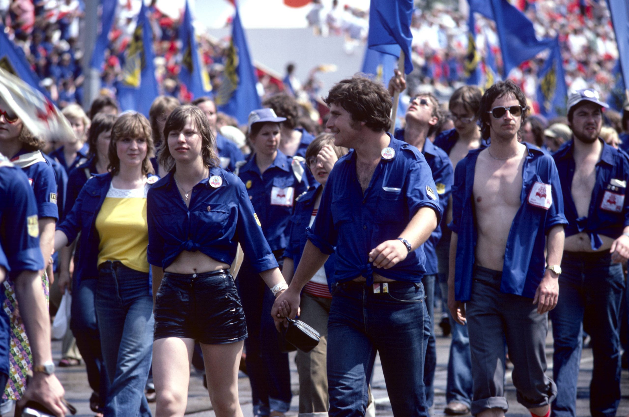 FDJ in Ost-Berlin: Nationales Jugendfestival in Ost-Berlin im Juni 1979. Die FDJ beim Aufmarsch auf der Karl-Marx-Allee in Mitte. 