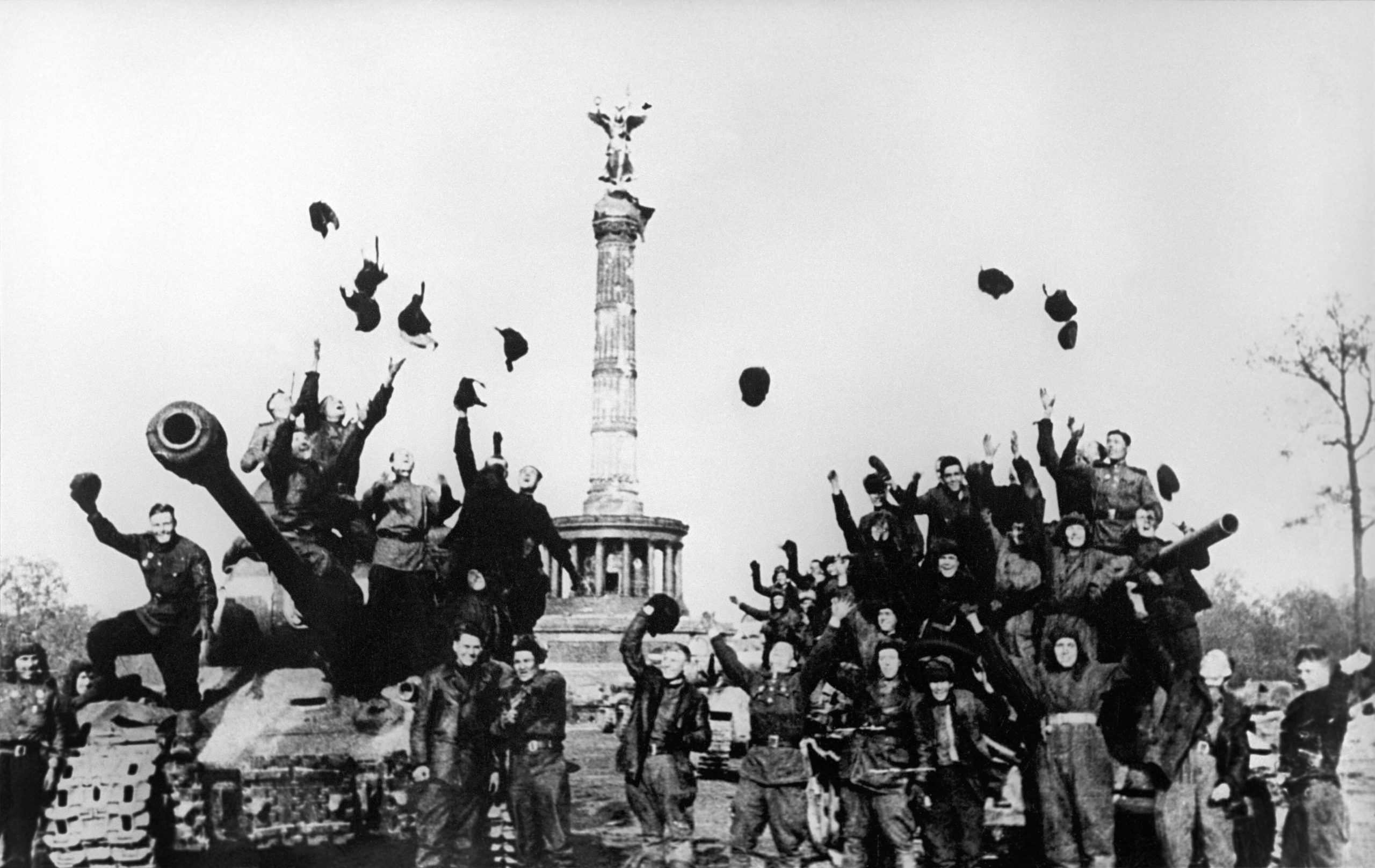 Sowjetische Soldaten feiern am 8. Mai 1945 vor der Siegessäule das Kriegsende.