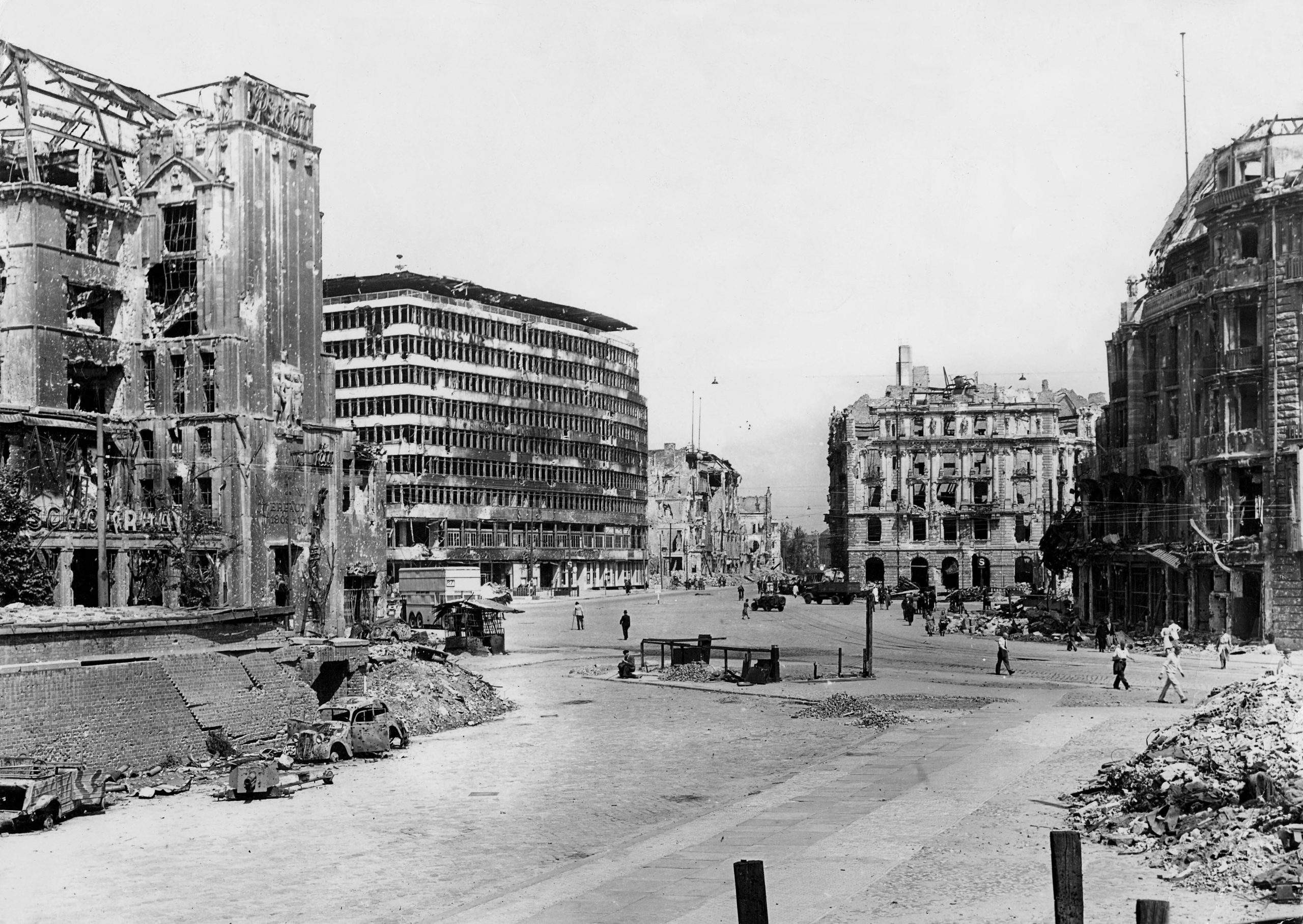 Fotos vom Kriegsende in Berlin: Das Columbus-Haus auf dem Potsdamer Platz. Berlin im Mai 1945.