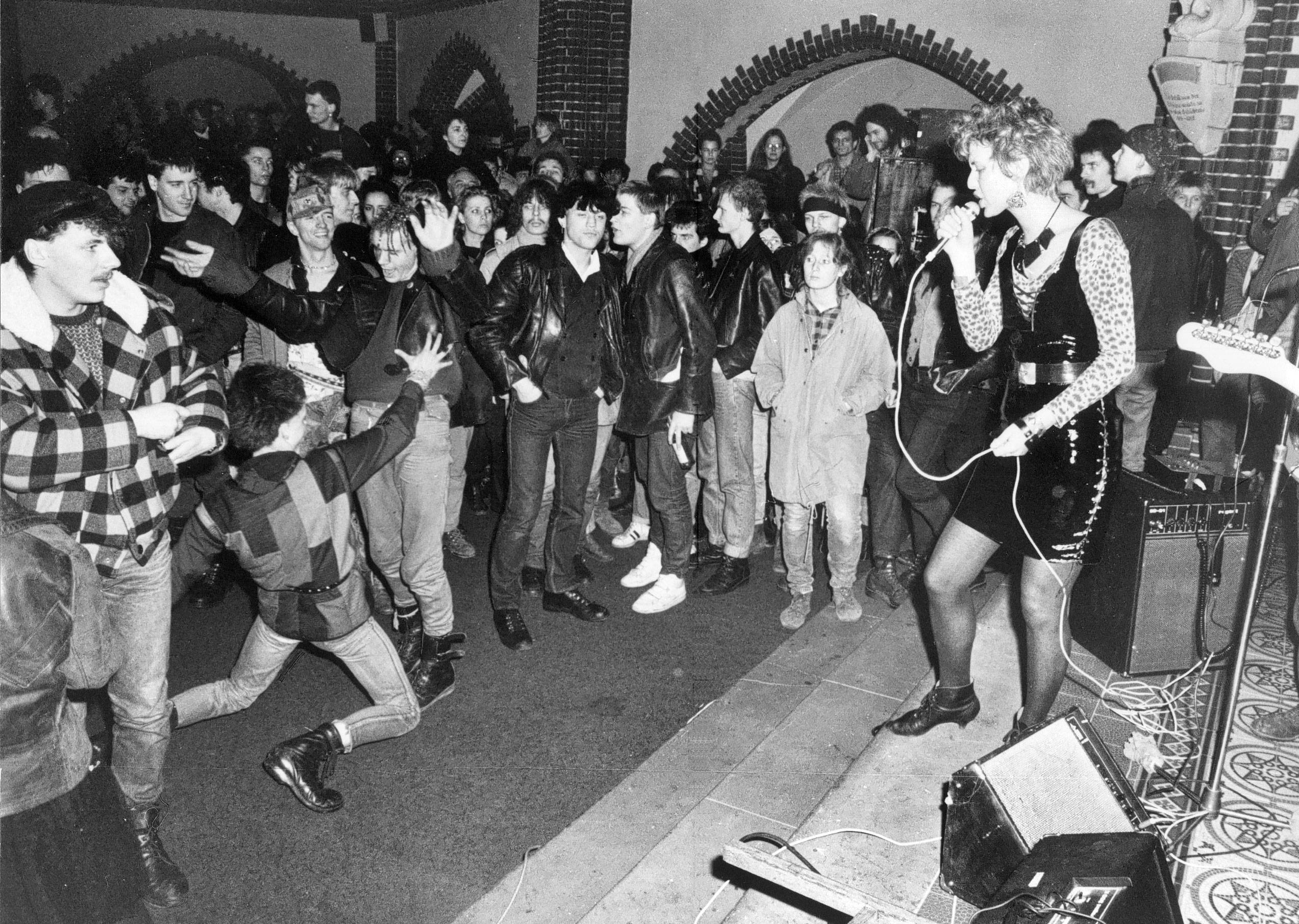 Protest in Ost-Berlin: Nach einer Fürbittandacht fand am 29. Januar 1988 in der Berliner Erlöserkirche eine mehrstündige Benefiz-Veranstaltung statt, bei der Punkbands, Liedermacher, Schriftsteller, Schauspieler und Musiker die Freilassung politischer Gefangener forderten. 