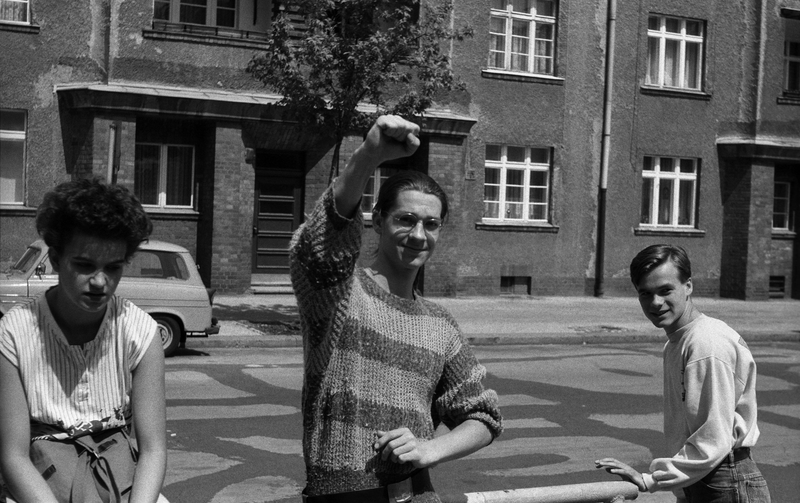 Jugend in Ost-Berlin: Schüler posieren vor einer Schule in der Erich-Weinert-Strasse in, Frühling 1989. 