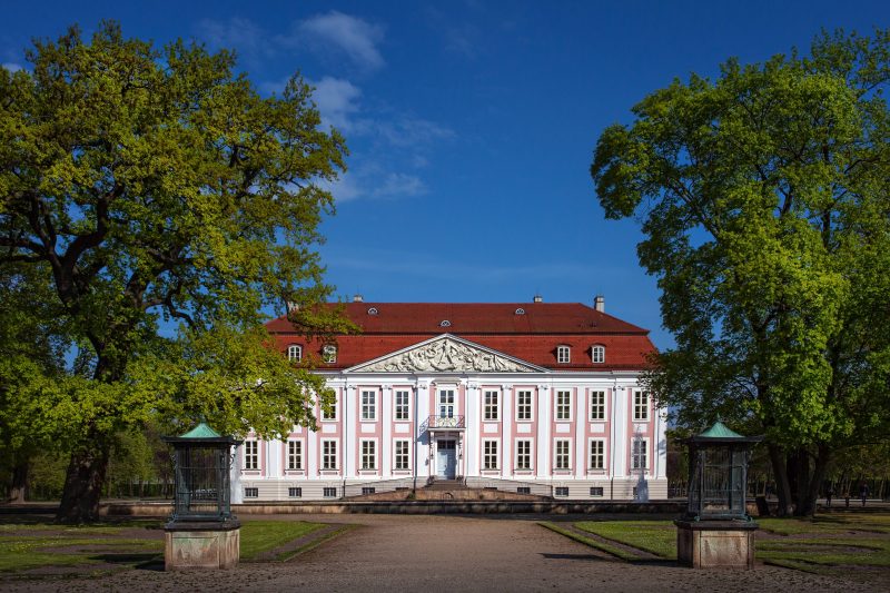 Schlösser in Berlin: Das Schloss Friedrichsfelde steht heute mitten im Tierpark.