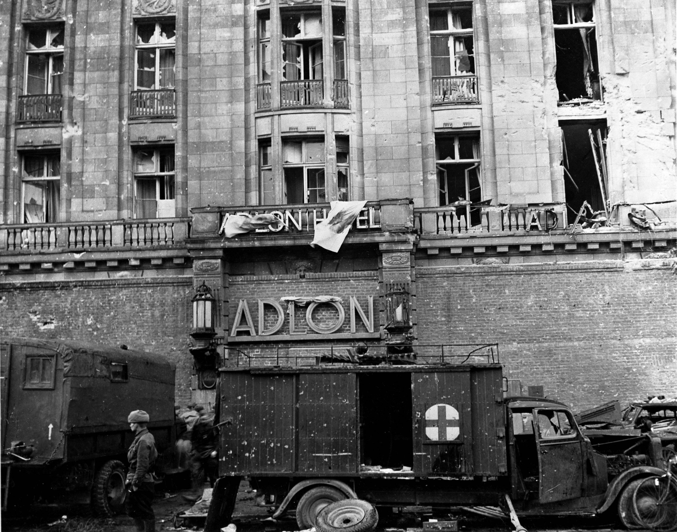 Fotos vom Kriegsende in Berlin: Ein mobiles Lazarett vor dem Hotel Adlon am 01. Mai 1945. 