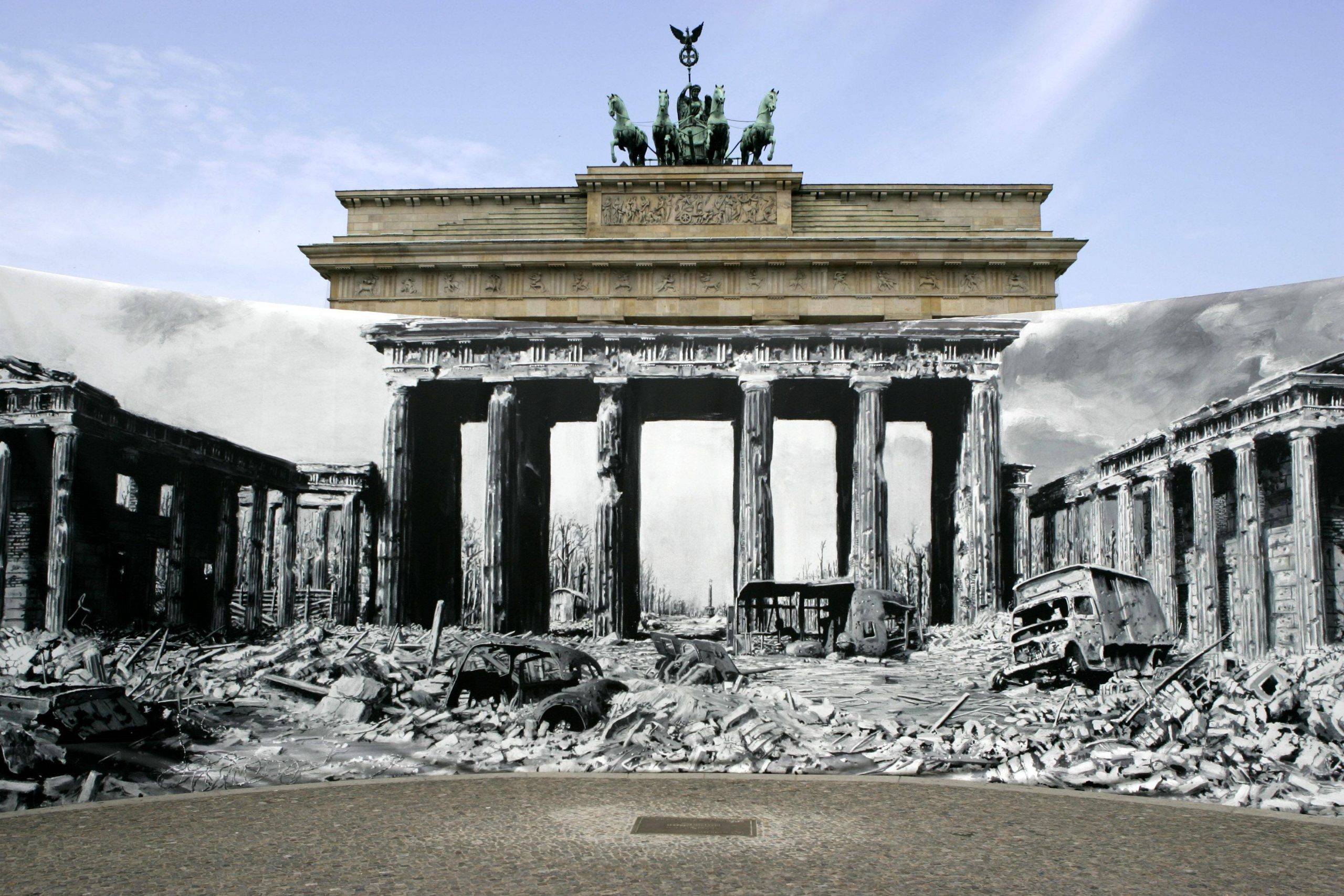 Historische Spaziergänge Berlin. Das Brandenburger Tor in Mitte war gegen Kriesende stark beschädigt. 