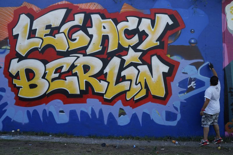 legal sprayen in Berlin Mit einem kostenlosen Malpass können Künstler:innen auf der rechten Hälfte der 160 Meter langen Wall im Gleisdreieckpark sprayen.
