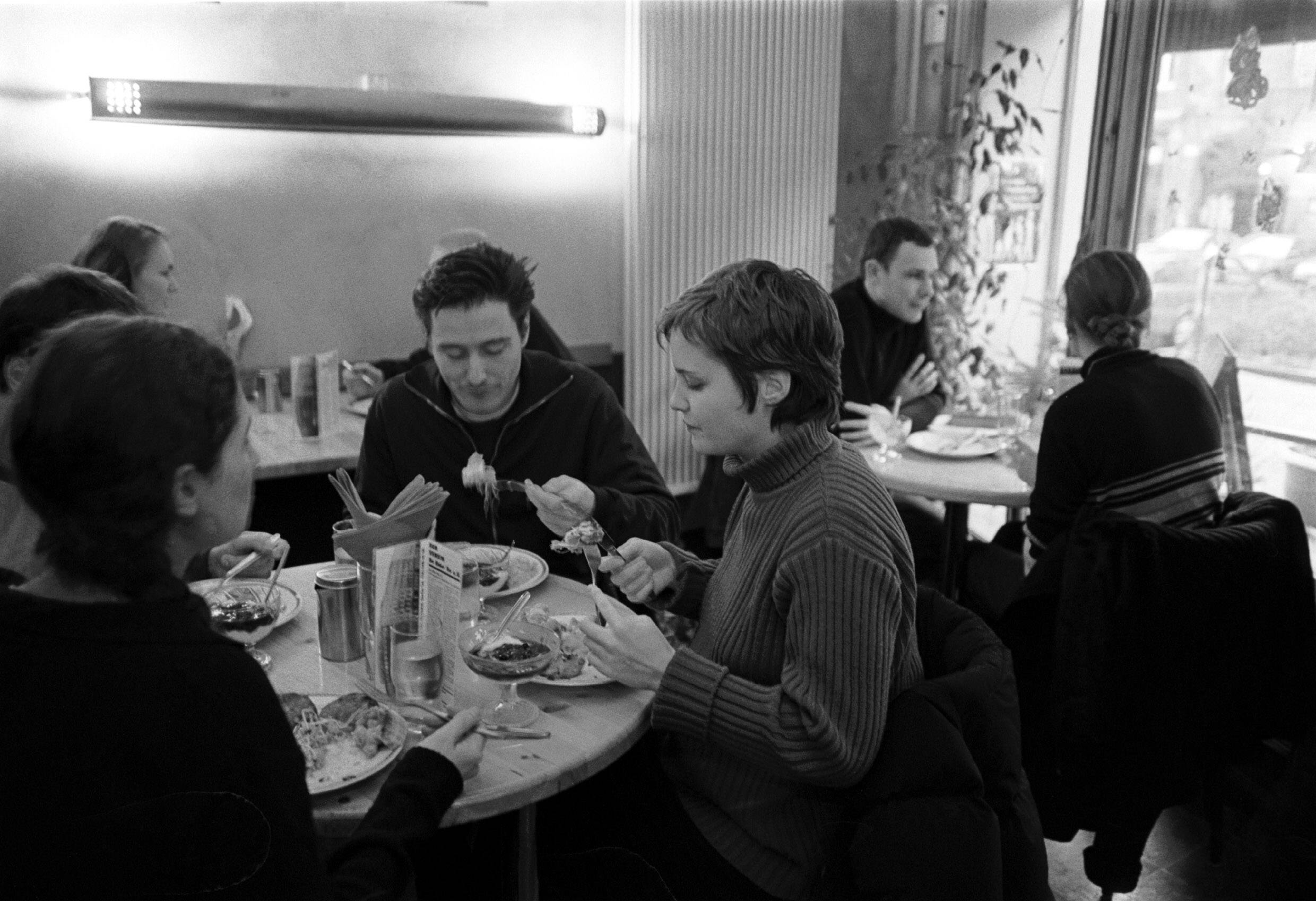 Jugend in Ost-Berlin: Mittagessen in der Kiezkantine in der Oderberger Straße in Prenzlauer Berg, Aufnahme von 1981. 