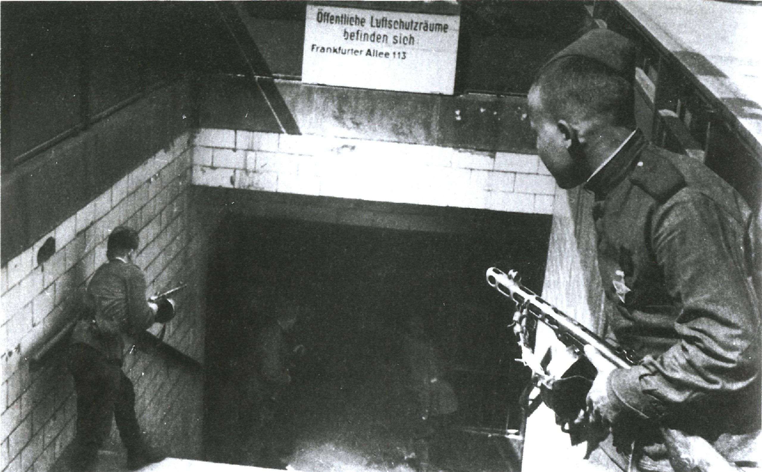 Sowjetische Soldaten am Eingang zu Bahnhof Frankfurter Allee in Friedrichshain