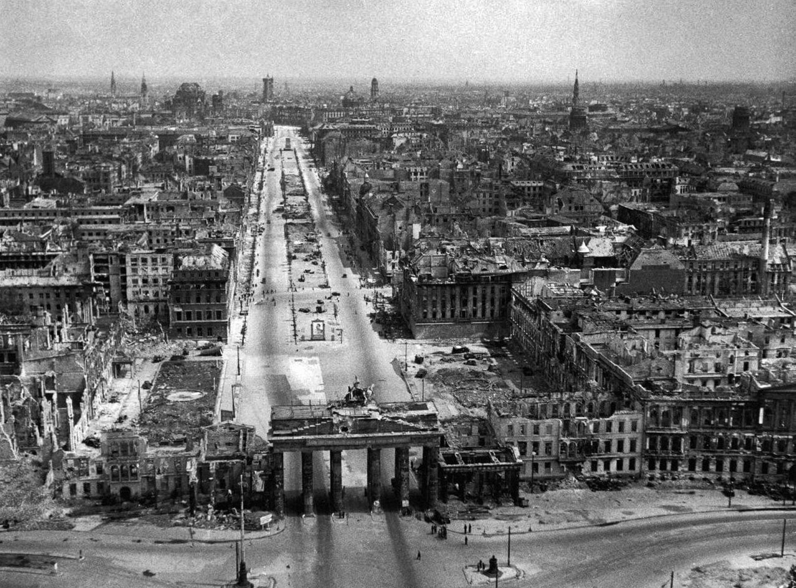 Fotos vom Kriegsende in Berlin: Der zerstörte Pariser Platz und das Brandenburger Tor, Berlin im Mai 1945