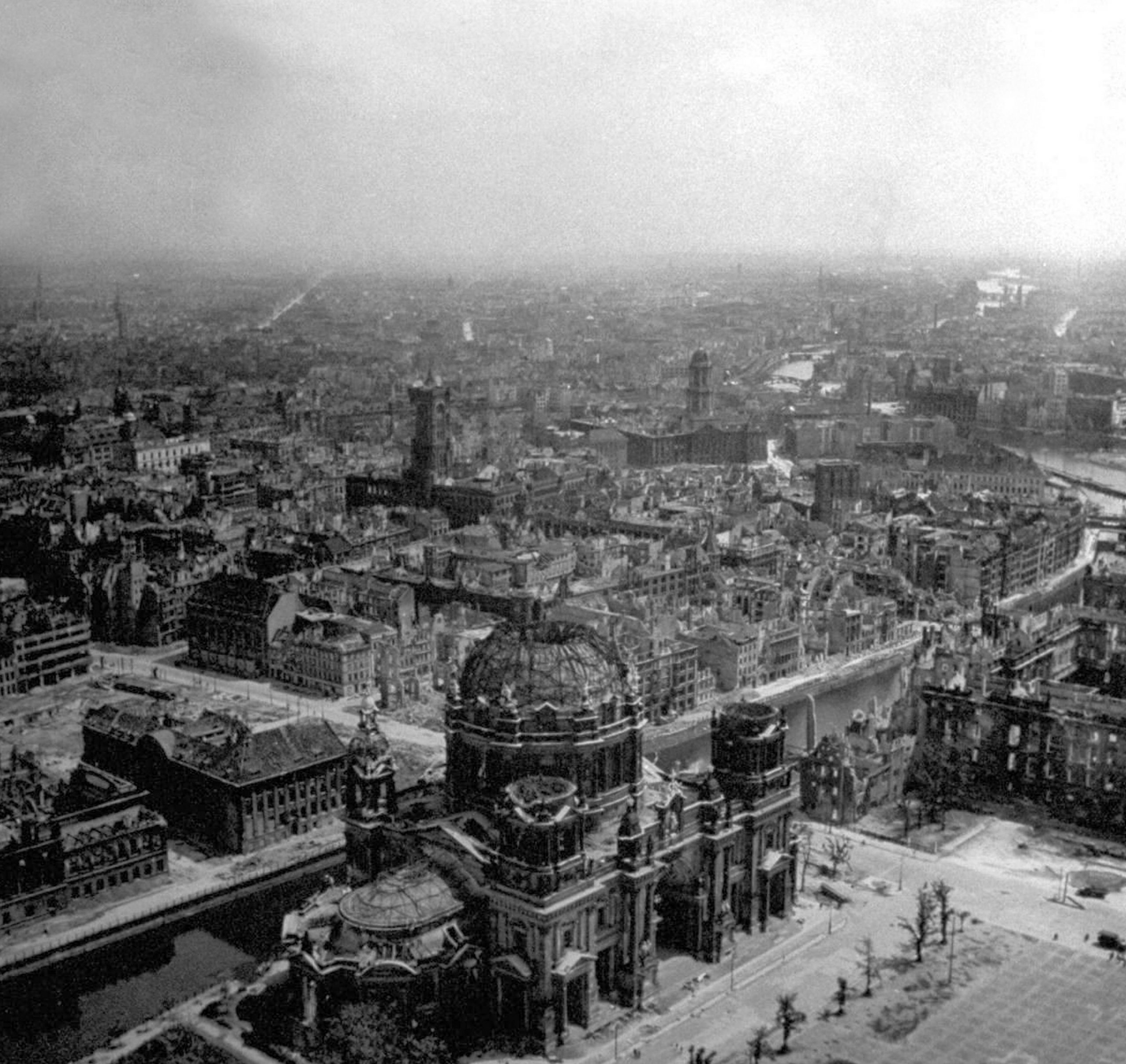 Fotos vom Kriegsende in Berlin: Der Berliner Dom nach der Schlacht um Berlin. Mai 1945.