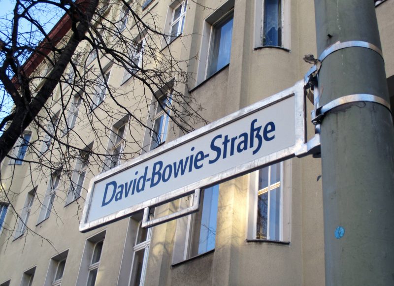 "David-Bowie-Straße" – Gedenken und Trauerbekundungen zum Tode von David Bowie vor der Hauptstraße 155 in Schöneberg.