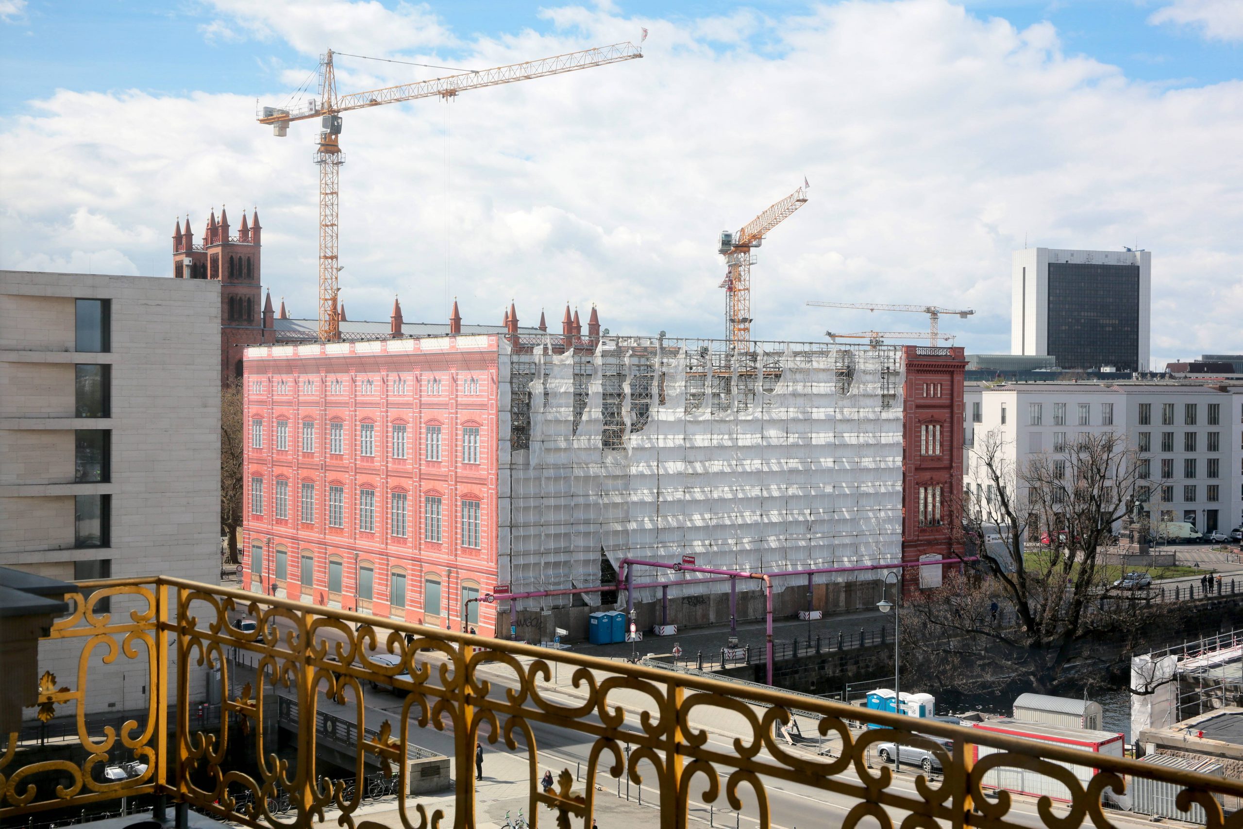 Verschwundene Gebäude in Berlin: Die Planen mit dem Aufdruck der Fassade der Berliner Bauakademie von Schinkel, aufgenommen im April 2017. 
