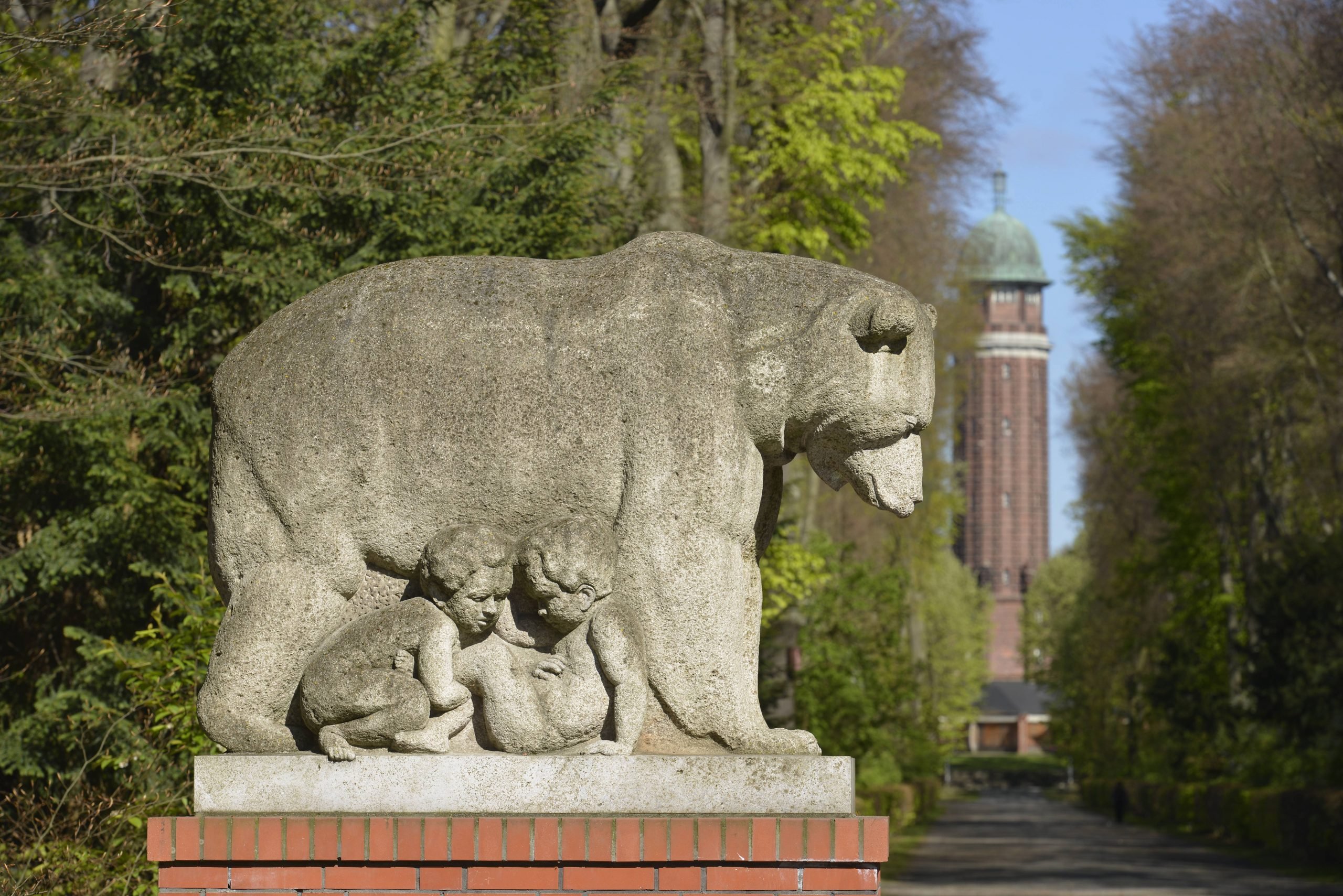 Seit Mai 2011 zieren die beiden Bären wieder der Eingang zum Volkspark Jungfernheide. 
