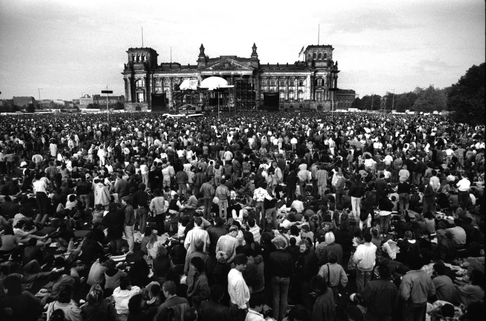 6. Juni 1987 Tausende Fans warten vor dem Berliner Reichstag auf ein Konzert von David Bowie.